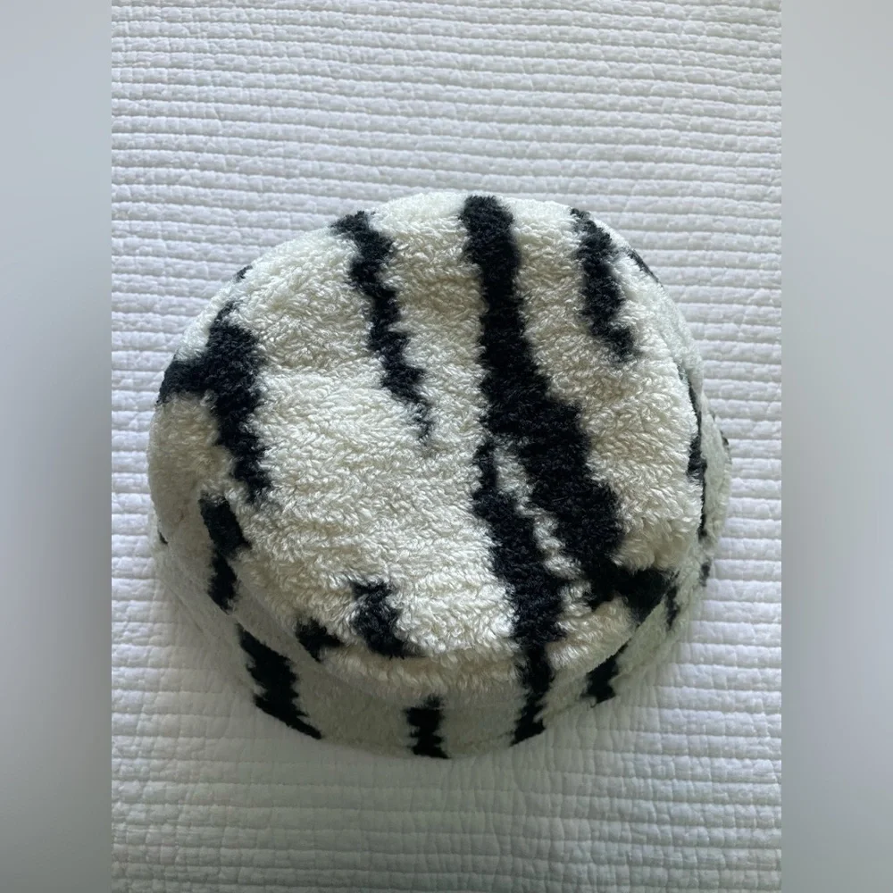 Free People shaggy Sherpa bucket hat - Picture 4 of 5